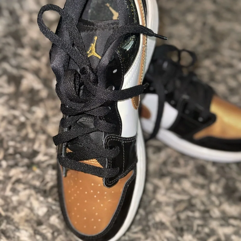Nike AIR JORDAN 1 LOW SE 'GOLD TOE' Black and Gold Sneakers